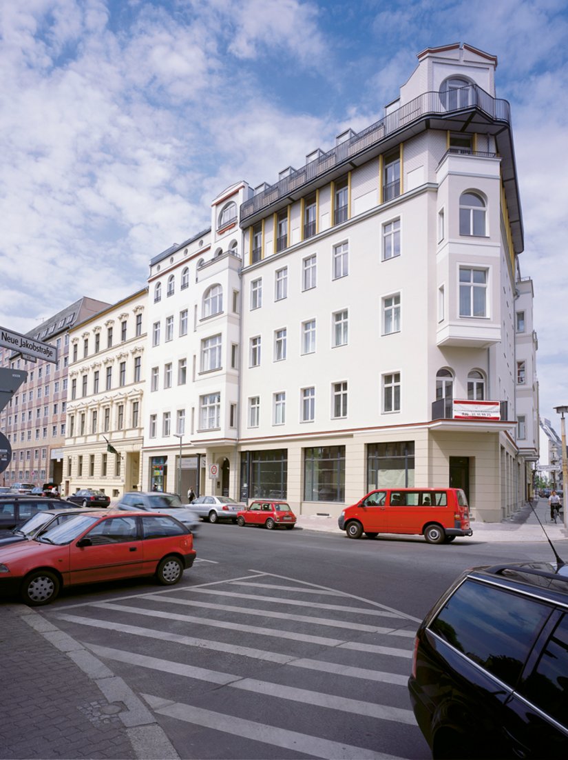 Durch den neuen Aufbau des 4. Obergeschosses und des Daches nimmt das Eckgebäude wieder die ursprüngliche, den Nachbargebäuden angeglichene Höhe auf und bildet mit diesen wieder ein geschlossenes Ensemble.