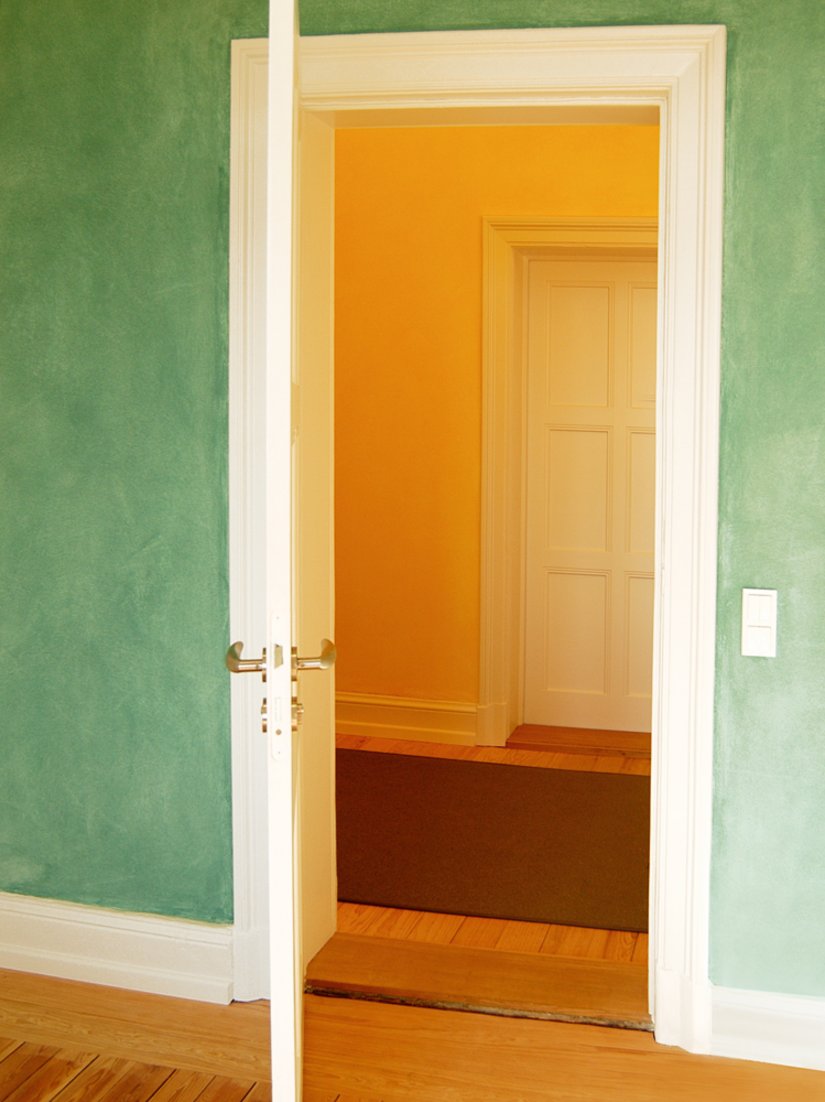 <p>Die flurseitigen Wände der Büros erhielten Akzentfarben in Wischtechnik. Es entstehen bei offenen Türen interessante Durchblicke mit kontrastierenden Farben.</p>