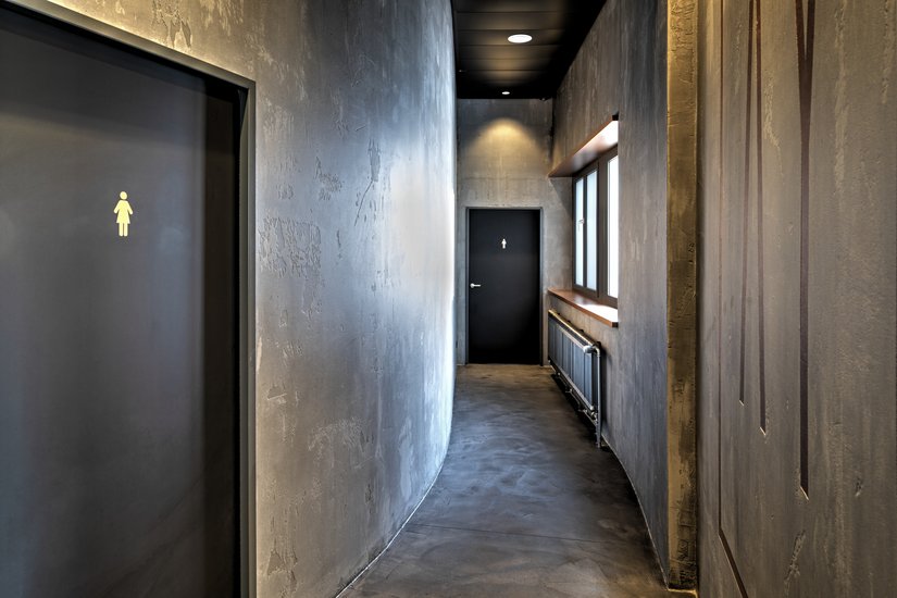Das Konzept für die Neugestaltung der Wände in Betonoptik wurde den Restaurantbetreibern anhand von Mustern schmackhaft gemacht.