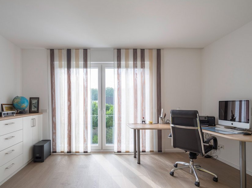 Das elegant gestaltete Arbeitszimmer bietet einen Rückzugsort zum konzentrierten Arbeiten.