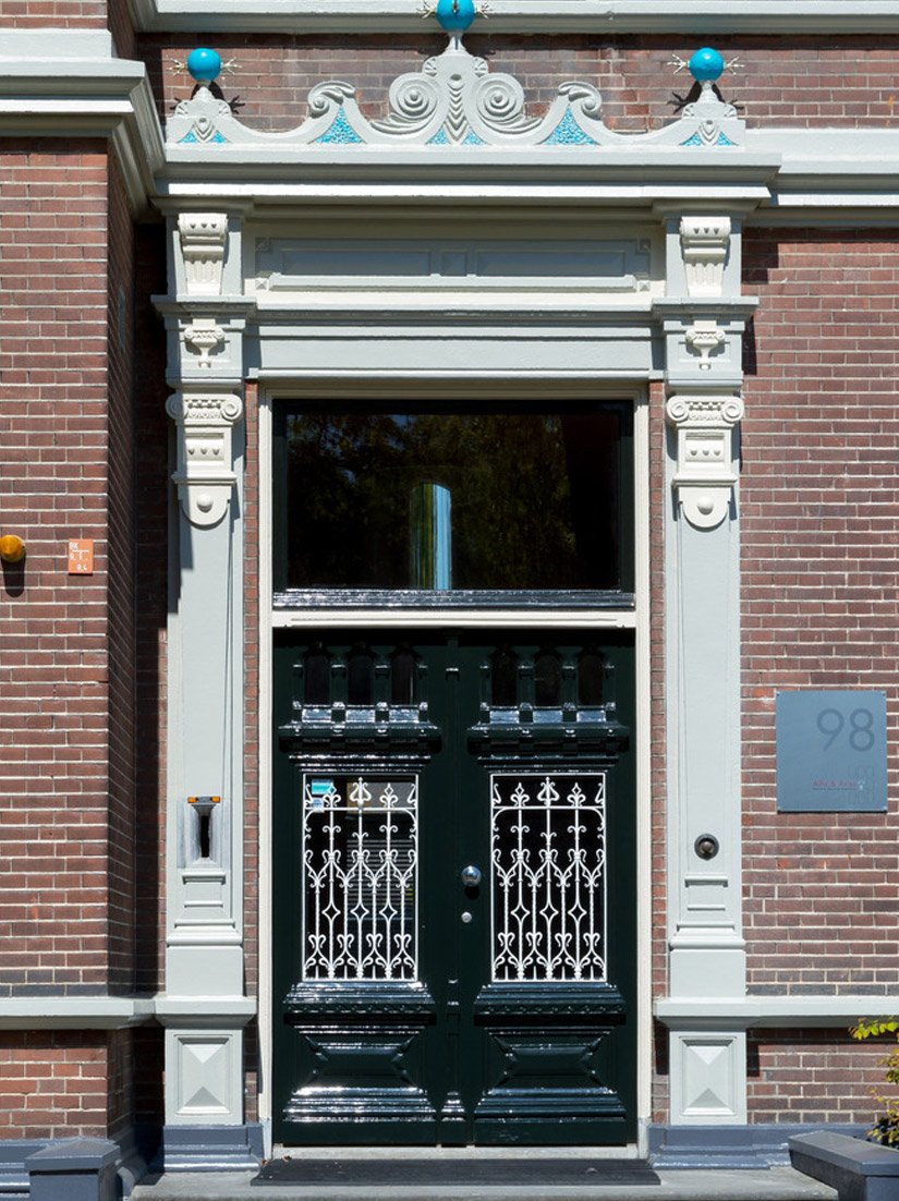 Die Fenster und Türen im Außenbereich wurden mit Impredur Ventilack 822 lackiert.