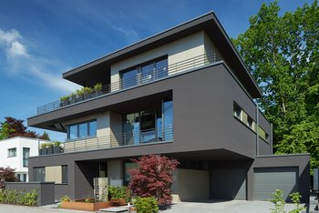 <p>Das Wohnhaus in Hamm zeigt die kreative Vielfalt an Fassadengestaltungen mit dem abgestimmten WDV-System EPS Qju von Brillux. Hier wurden Cremetöne und Cortenstahl kombiniert sowie satte, schwarze Farbflächen in den Fokus gerückt.</p>