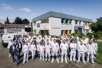 <p>Alles zusammen: die 70 Mitarbeiter des Unternehmens vor dem Firmengebäude in Dortmund</p>
