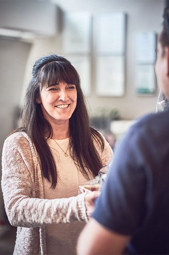 <p>Susana Prüfer hat als Büroassistentin Zahlen und Stimmung im Blick. Und beides stimmt!</p>