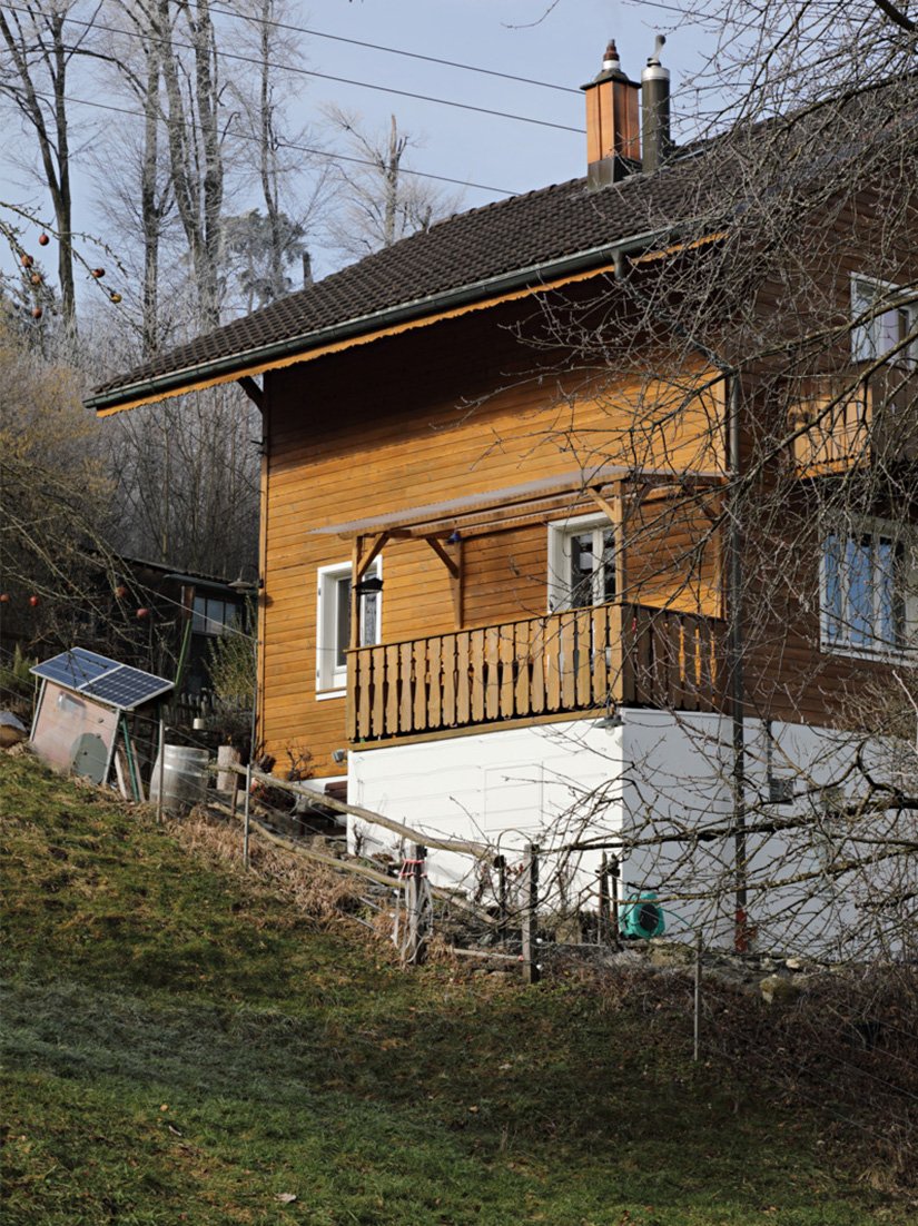 Die Imprägnierung des Holzes mit dem wasserbasierten Holzschutzmittel Lignodur Contrabol Aqua 250 wirkt vorbeugend gegen Bläuepilze. Die Hybrid-Lasur darauf schützt die Fassade mit ihren Alkyd- und Acrylatanteilen lang anhaltend vor Wettereinflüssen.