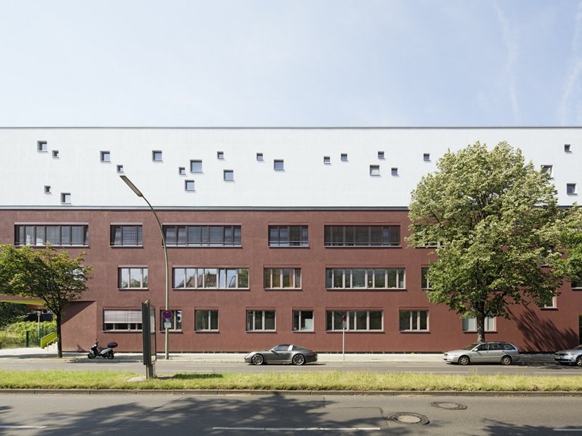 <p>Die kleinen unregelmäßig angeordneten Fensteröffnungen wirken in den Abendstunden wie Sterne am Himmel.</p>