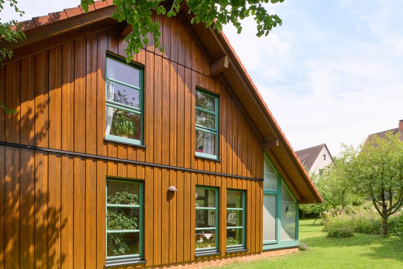 Einheitliche Farbgebung und lang anhaltender Schutz: Bei der Überarbeitung der Holzfassade des Wohnhauses von Ehepaar Biederbick standen vor allem diese beiden Aspekte im Vordergrund.&nbsp;