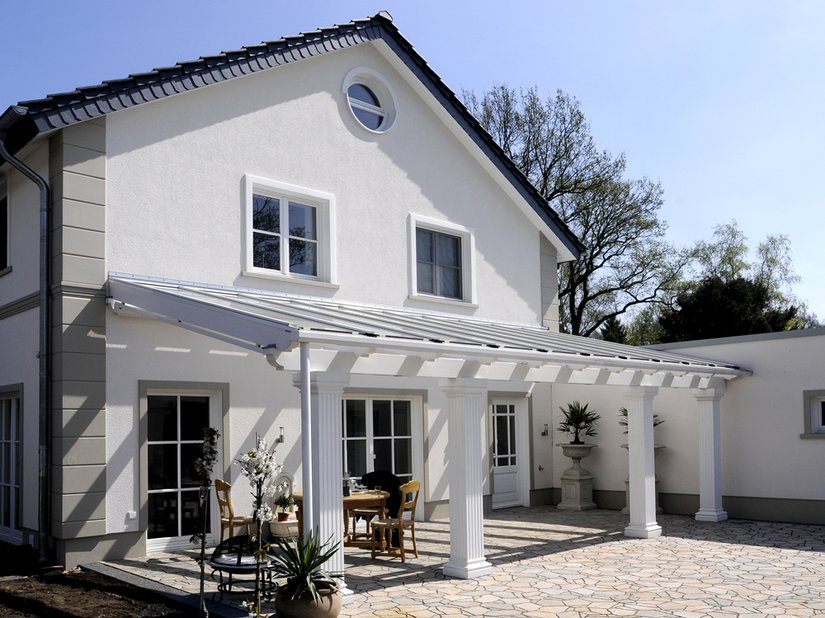 <p>Die heitere Landhausatmosphäre lädt zum Verweilen auf der Terrasse ein.</p>