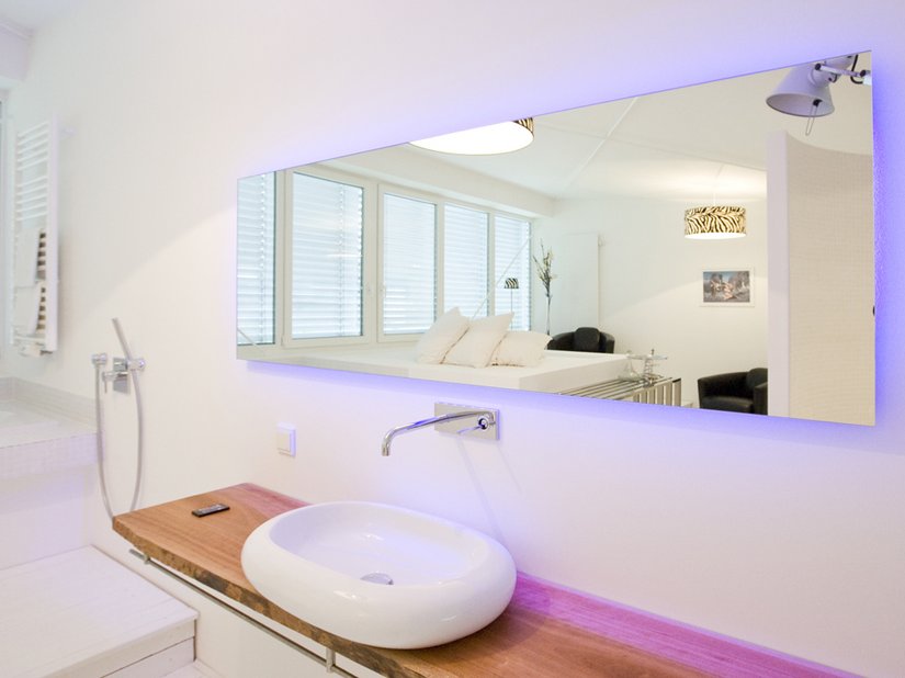 <p>Das steuerbare LED-Licht im Badbereich verleiht dem Whiteloft einige wenige, farbige Akzente.</p>