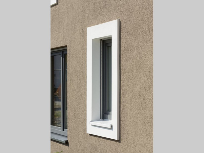 Ein detaillierter Blick auf die Fassade bescheinigt einen modernen, zeitgemäßen Stil.