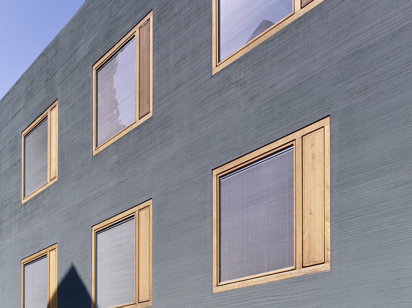 <p>Die Eichenholzfenster bilden eine Linie mit der Fassade.</p>
