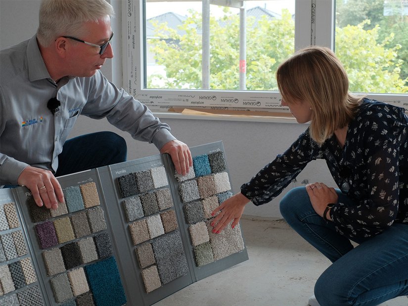 Intensive Beratung und Begleitung: Malermeister Ralf Mensing erstellte das Farb- und Materialkonzept im Dialog auf Augenhöhe mit der Bauherrin. Anschaulichkeit durch Muster, Moodboards, Farbentwürfe und großflächige Bemusterung sind bei anspruchsvoller Privatkundschaft besonders wichtig.