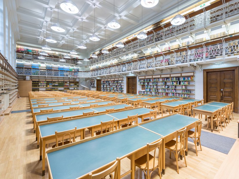<p>Die Universitätsbibliothek bietet reichlich Platz zum Lernen für die Studierenden.</p>