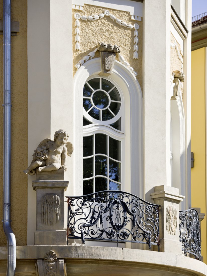 <p>Die Fassade zieht mit ihren zahlreichen dekorativen Schmuckelementen jeden Betrachter in den Bann.</p>