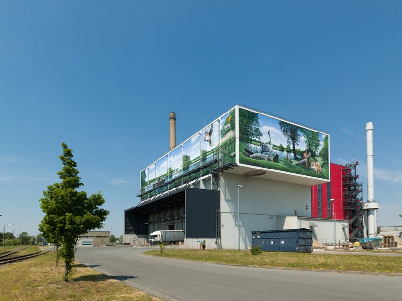 Aus einer lieblos dahinsiechenden und vielfach geschmähten Betonfassade gestaltete Künstler Marco Brzozowski eine malerische Ode an das Havelland. Schon heute gilt sie als Landmarke im Industriepark Premnitz.