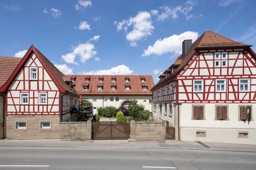 Laut Vorgaben des Denkmalamts musste das ursprüngliche Farbkonzept der Fachwerkgebäude erhalten bleiben. Für den lang anhaltenden Schutz der Putzoberflächen sorgte der Anstrich mit Ultrasil, während die Holzbauteile mit FlexGuard beschichtet wurden.&nbsp;