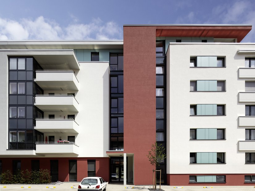 <p>Erbaut in einem aufgelockerten Ensemble von vier Vollgeschossen und einem Staffelgeschoss mit weit ausladenden Balkonen beherbergt das Gebäude großzügige barrierefreie Wohnungen mit Balkon und einer Physiotherapiepraxis im Erdgeschoss.</p>