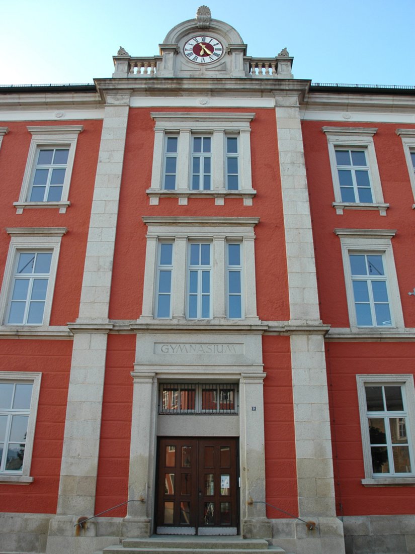 <p>Scala Farbtöne: Fassade: Sonderfarbton 2, Gliederung, Sockel: Naturstein, Fenster: 75.03.12 (RAL 7035)</p>