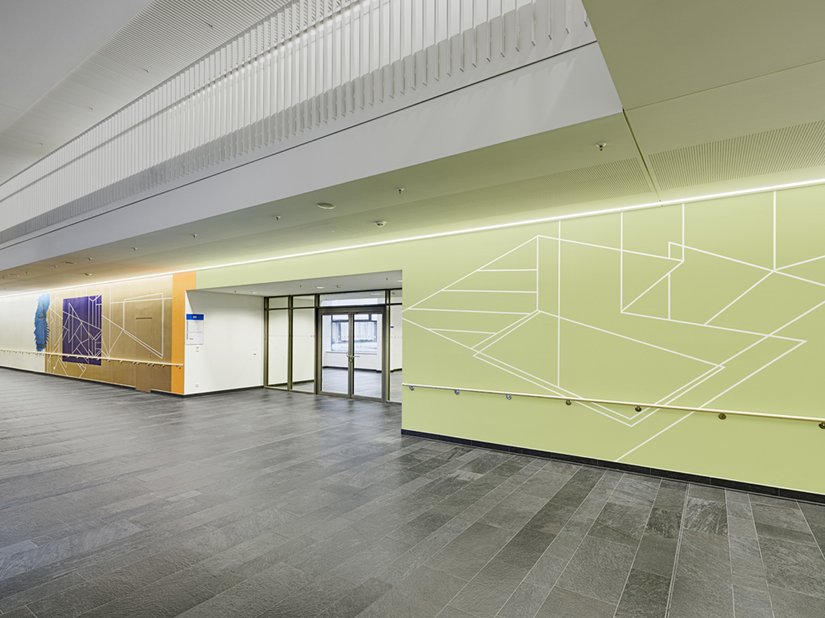 <p>Die Werke zeigen den Raum nun auch mit geometrischen Zeichnungen auf interessante Weise.</p>