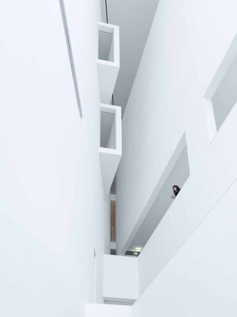 <p>Ein Blick über die Brüstung zeigt die vielen architektonischen Feinheiten.</p>