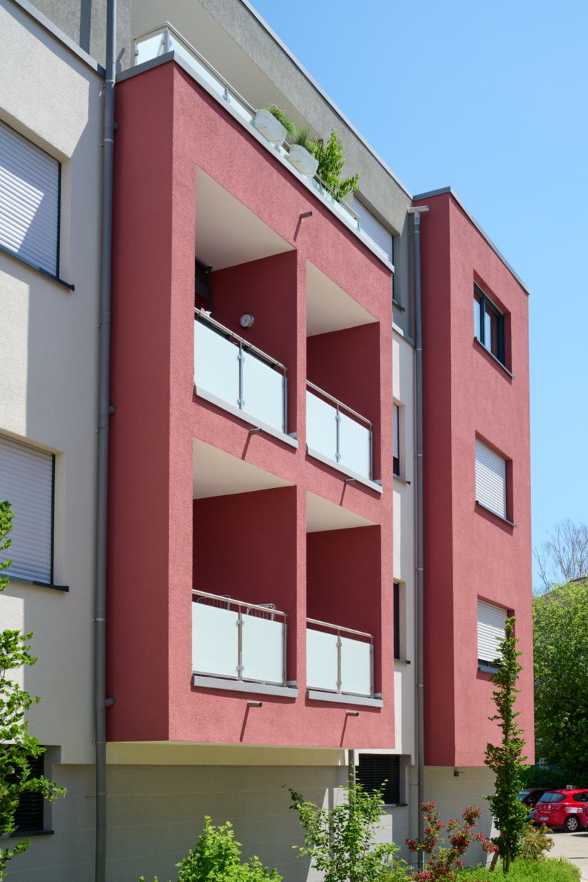 Für die Fassadengestaltung mit Evocryl entschied sich Architekt und Bauherr Christoph Wimmeler für einen Entwurf von Andrea Schäfer aus dem Brillux Farbstudio Münster. Der Rotbraunton soll an den Klinker des früher auf dem Areal befindlichen alten Postgebäudes erinnern.
