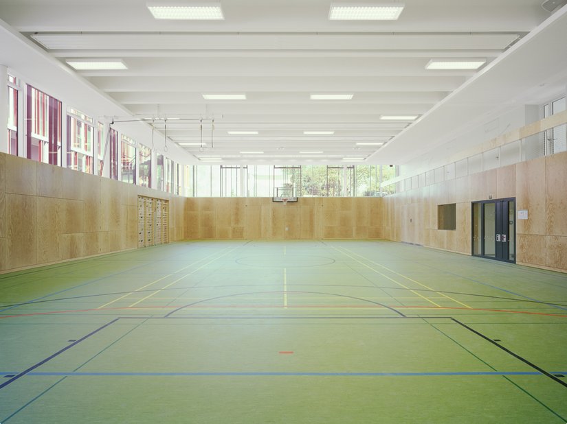 <p>Neben dem Schulgebäude wurde auch eine Sporthalle mit ca. 800 m² Grundfläche errichtet.</p>