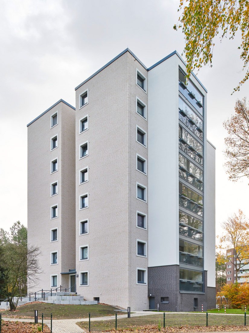 Der helle und freundliche Grundton der Farbgebung, die gute Abstufung von cremeweißen und sandfarbenen Tönen im Kontrast mit der grau gerahmten Verglasung verleihen dem Haus eine neue Eleganz und Wertigkeit.
Foto © Markus Tollhopf