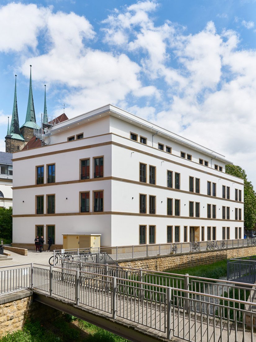 <p>Der Neubau des Bürogebäudes in direkter Nachbarschaft zum Mariendom Erfurts bildet den Schlussstein für die Neuordnung des ehemals industriell geprägten Stadtteils Brühl.</p>