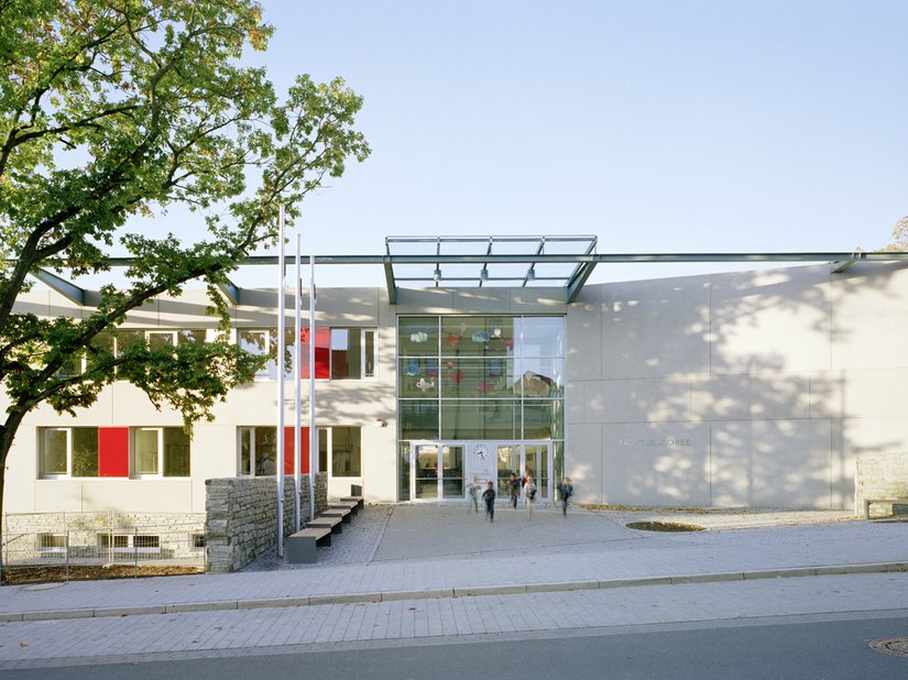 Die Schule öffnet sich einladend zum Ort.