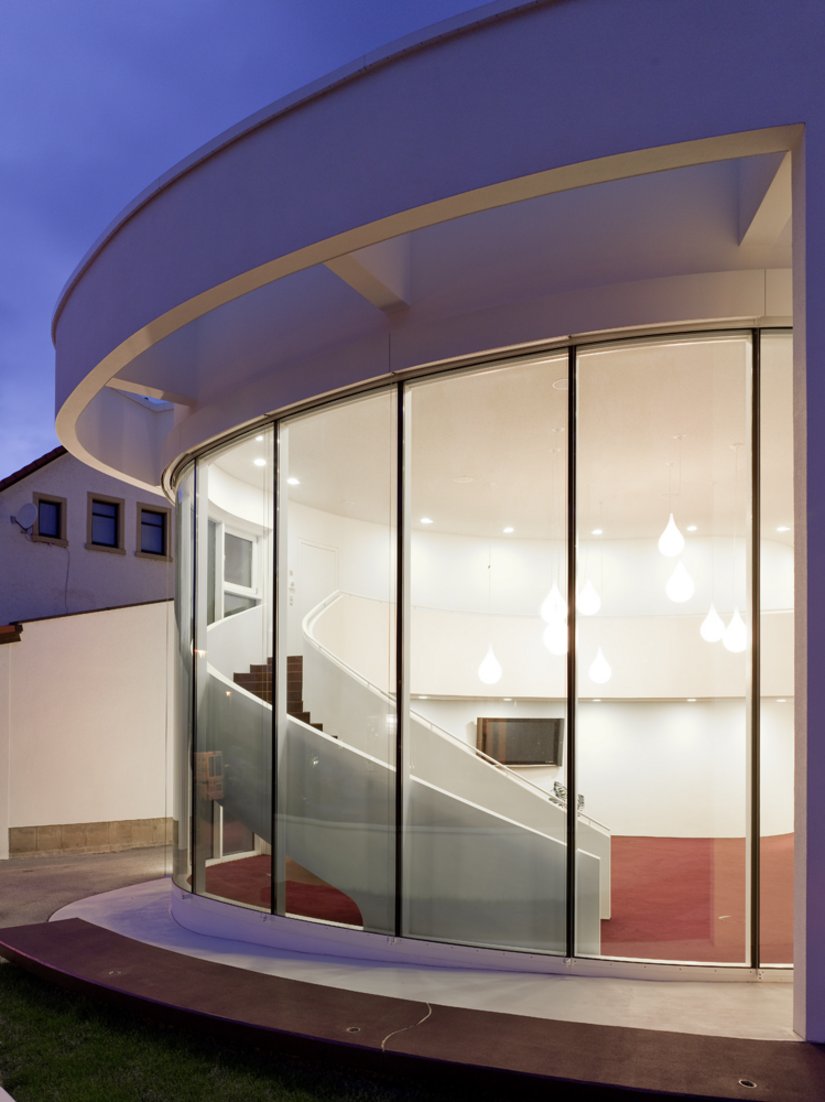 <p>Mit ihrer plastisch modellierten Treppenskulptur und den Leuchttropfen am Deckenhimmel bildet die Eingangshalle ein räumliches Highlight.</p>