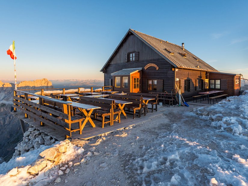 Wenige Meter neben dem Gebäude verlaufen die Regionsgrenze zwischen Trentino-Südtirol&nbsp;und Venetien&nbsp;sowie die Provinzgrenzen zwischen Trentino, Südtirol&nbsp;und Belluno.