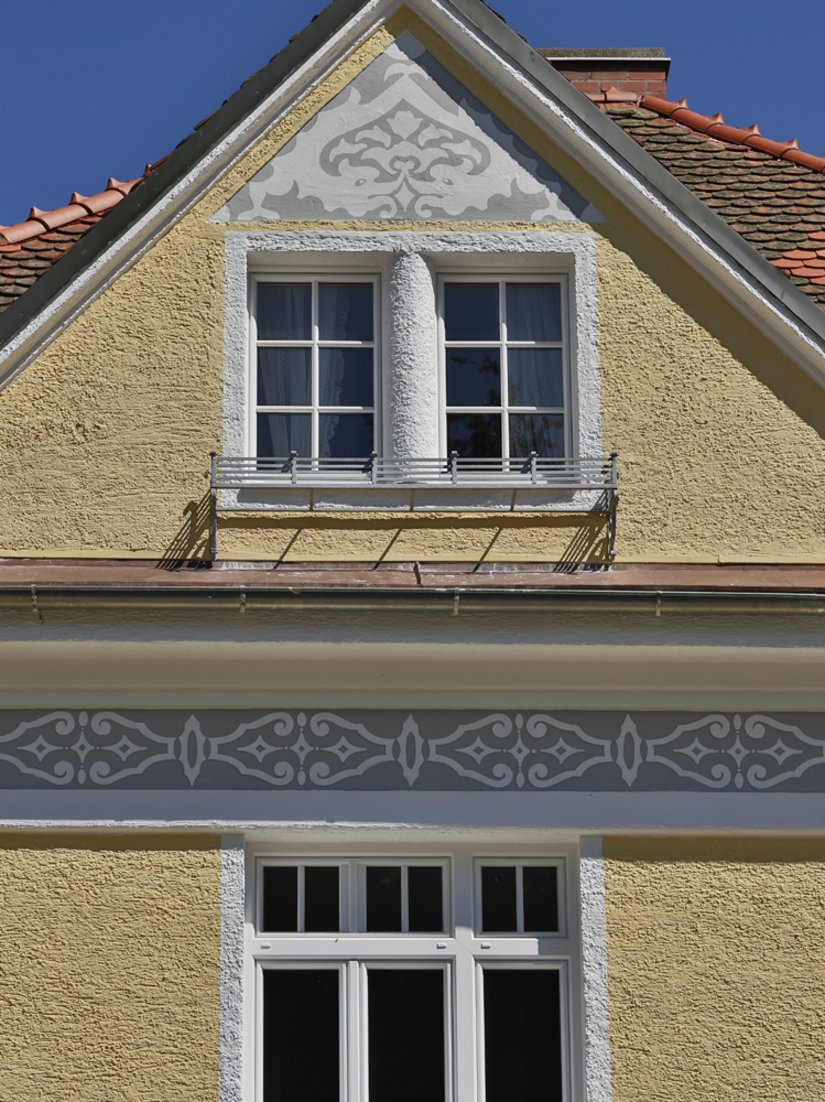 <p>Die Friesen wurden detailgetreu gearbeitet und setzen sich durch ihren Grauton von der Fassade ab.</p>