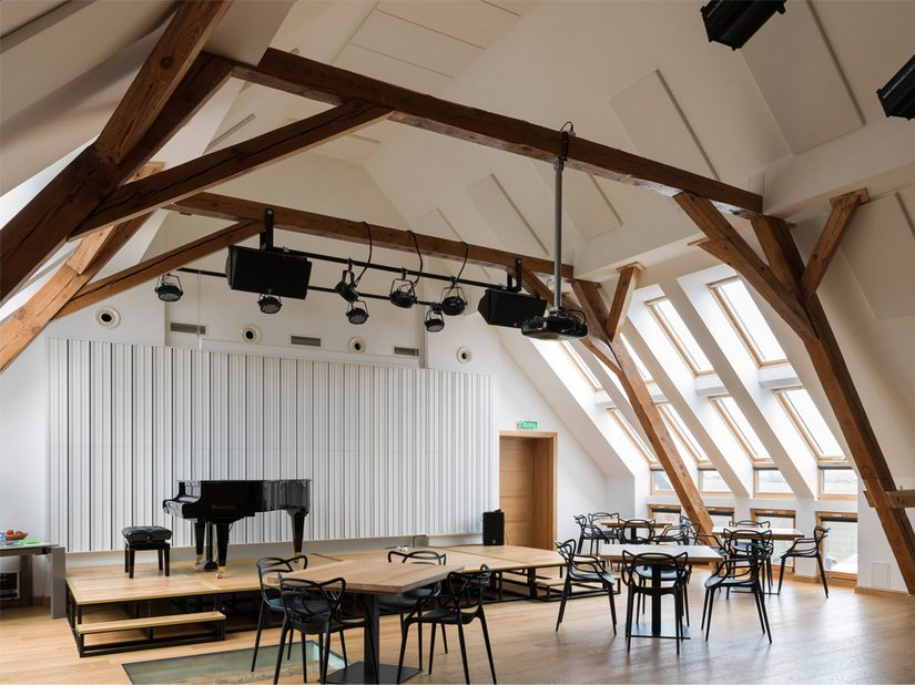 <p>Der große Raum dient auch als Kulturzentrum.</p>