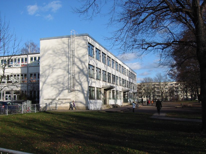 <p>Vor der Sanierung wurde das Erscheinungsbild der Schule von tristem Grau dominiert.</p>