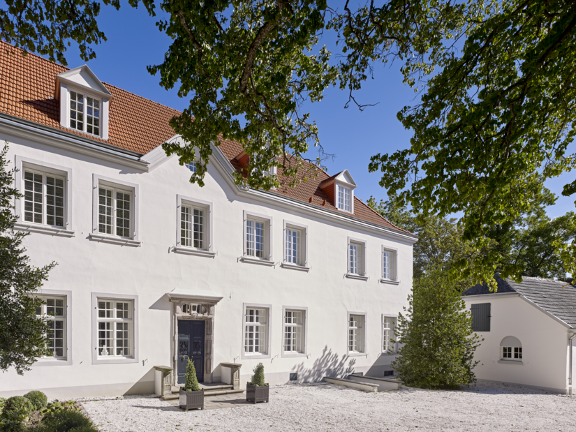 Historischer Charme in neuem Gewand: Mit Silikatprodukten erneuerten Malermeister Tino Merken und sein Team die Fassade der Burg Heppingen und kamen so den Anforderungen des Denkmalschutzes nach.