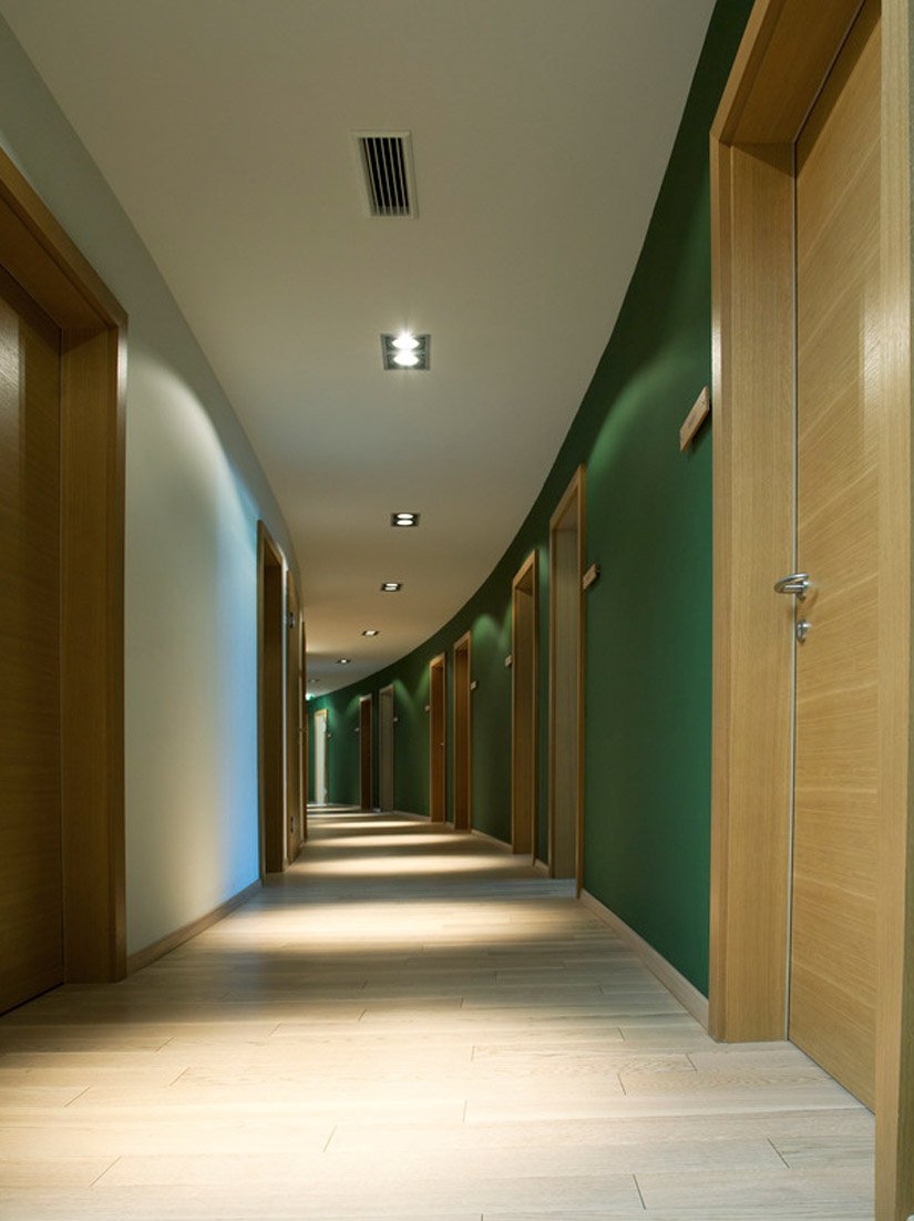 <p>Die verschiedenen Braun- und Grüntöne untermalen die natürliche Innengestaltung des Hotels.</p>