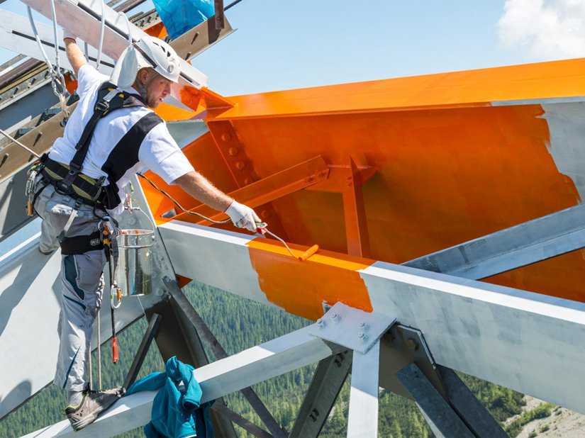 90 Prozent der Arbeiten haben die Industriekletterer mit einer kurzflorigen Walze umgesetzt. Für die verwinkelten Stellen kamen Pinsel zum Einsatz.