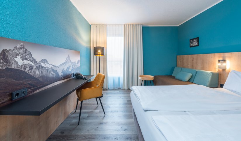 Modern, farbkräftig und mit regionalen Akzenten präsentieren sich die neu gestalteten Zimmer des Mercure Hotels München/Neuperlach Süd. Die Innendispersion Sedashine taucht die Wände nicht nur in einen intensiven Türkis-Ton, sondern ist auch besonders reinigungsfähig.