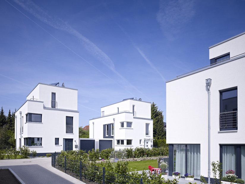 <p>Geometrische Klarheit der Gestaltung und auf das Wesentliche reduzierte Formen charakterisieren die Architektur dieser Einfamilienhäuser im Bauhausstil.</p>