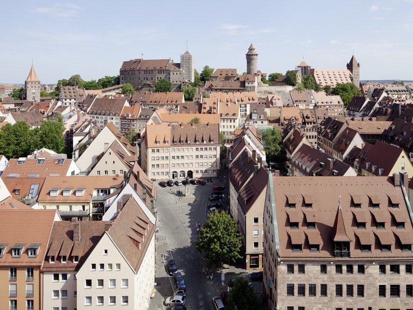 Die Jugendherberge thront über diesem Häusermeer: Sie steht ganz oben, neben der Kaiserburg, und ist historisch ein Teil von ihr.