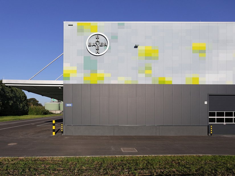 <p>Die Gebäudehülle imponiert mit einer abstrakten, großformatig verpixelten Darstellung eines Rapsfelds. </p>