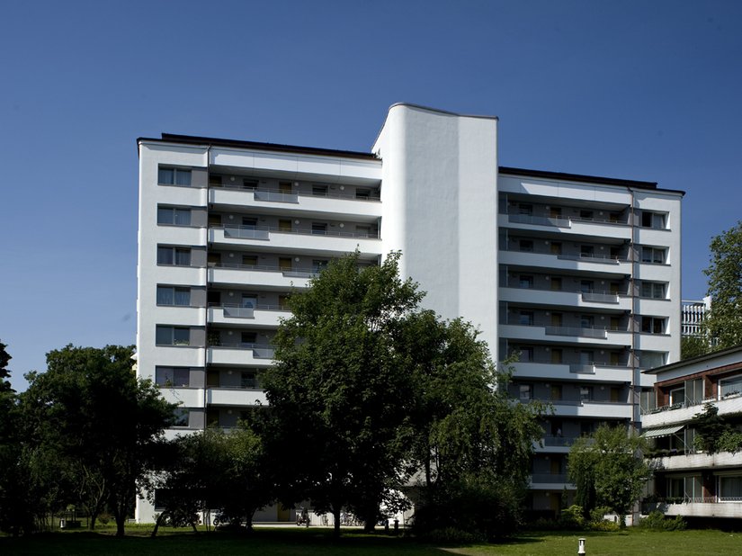 Durch optische Zurückhaltung mit einer dezenten Fassadengestaltung gliedert sich das markante Hochhaus gelungen in die Nachbarschaft ein.