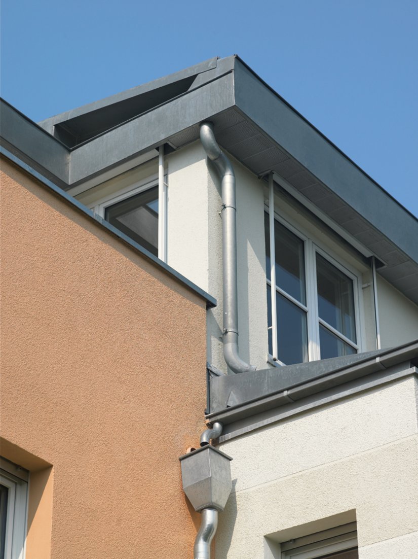 <p>Detail Dachgeschoss und Vorbau am Haus 2 (farbgleich mit Haus 5): Fassade: 21.12.15, Dachgeschoss, Fassadenband: 09.06.09, Fassadenband: 06.06.03</p>