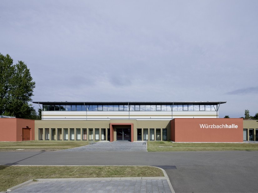 <p>Die Würzbachhalle dient als multifunktionale Sport- und Mehrzweckhalle.</p>