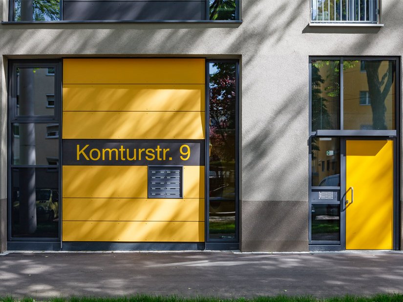 <p>Vier verschiedene intensive Farbtöne machen die Hauseingänge sichtbar und geben dadurch Orientierung.</p>