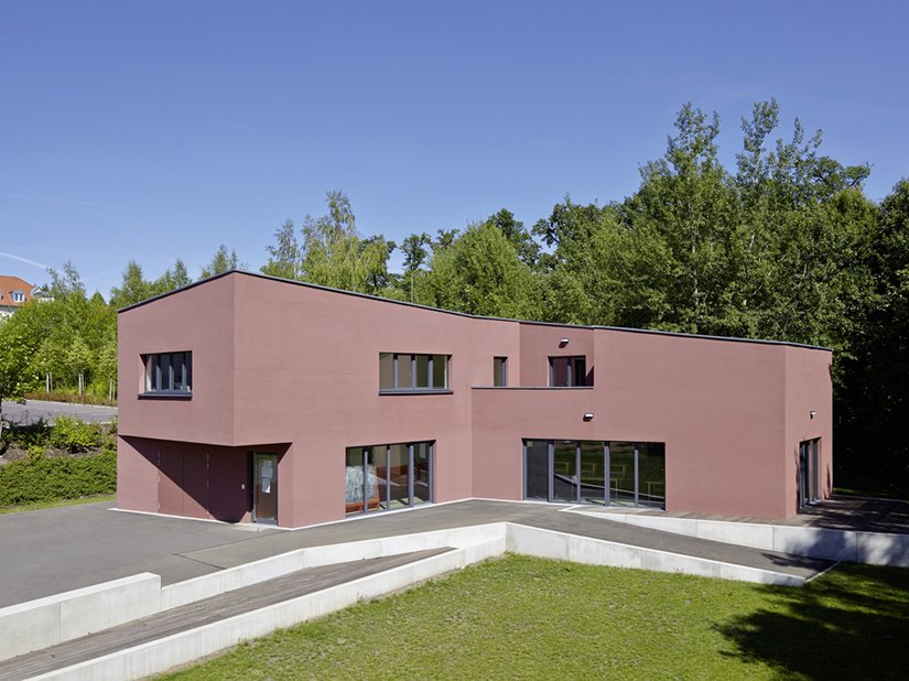 <p>Der Neubau des Jugendclubs „Café Conti“ befindet sich auf einer Waldlichtung in Weimar-Schöndorf.</p>