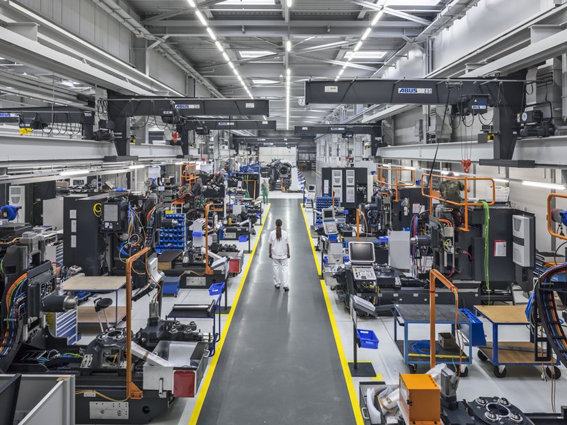 <p>Bevor die Lackierarbeiten beginnen konnten, musste die gesamte Halle mit Planen abdecket werden. Maschinen wurden zum Teil extra eingehaust, um Beschädigungen vorzubeugen.</p>