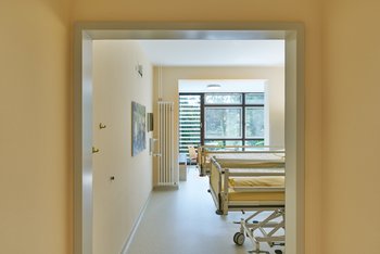 <p>Grundsätzlich sollten Wände und Decken in einem Krankenzimmer freundlich gestaltet werden.</p>