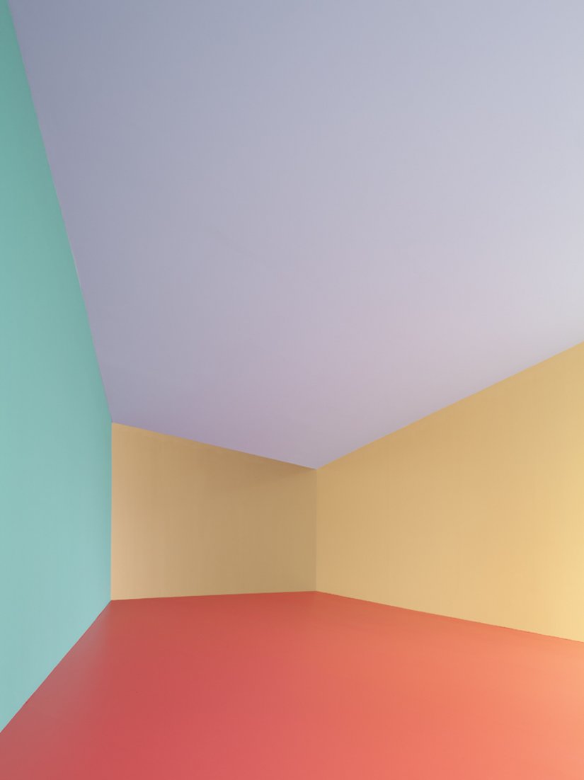 <p>Je nach Lichteinfall, je nach der Position im Raum wirken die Farben in den trichterförmigen Räumen anders.</p>