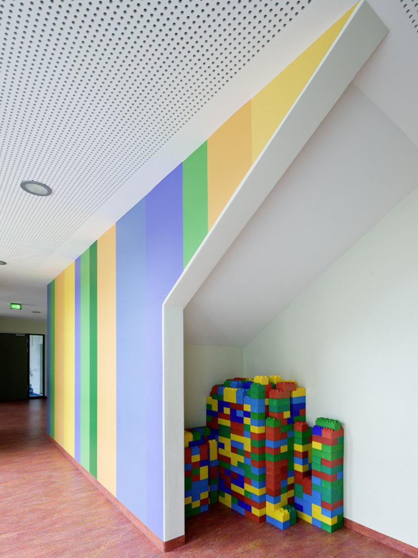 <p>Wandgestaltung und Inneneinrichtung sind in kräftigen Farben gehalten.</p>